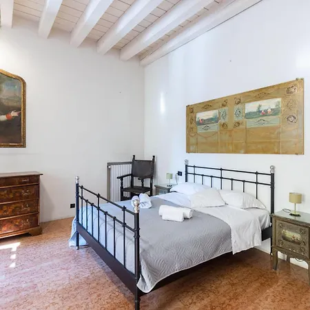 Guest house Le Stanze Nel Ghetto, By Short Holidays *